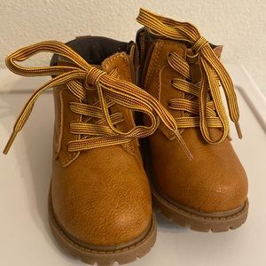 a “USED” carter’s kids winter shoes , brown color size 8 US